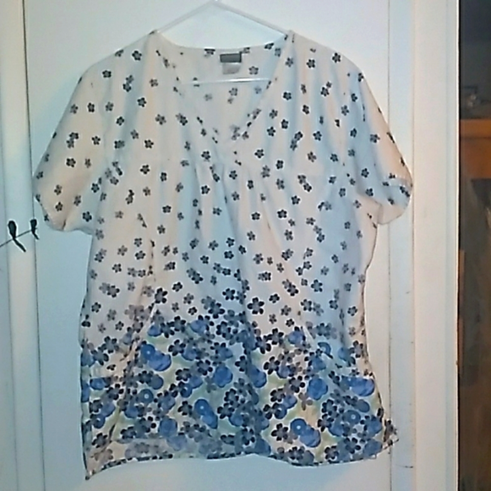 Remedy scrub top, Xl, white with blue and grey flowers light green leaves